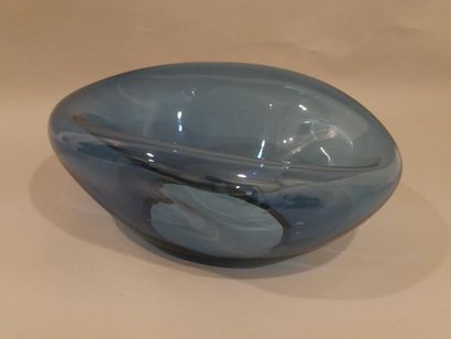 null KLAGERIAN 99 (?) - Coupe moderniste en verre bleu - Signée et datée au dos