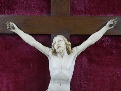 null Christ en croix en ivoire (3 doigts cassés), XIXème siècle