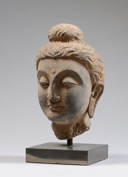 null Tête de Boddhisattva coiffée d'une importante chevelure bouclée retenue en un...