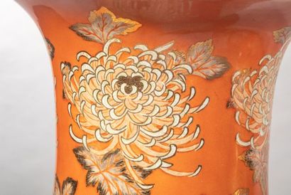 null JAPON -Paire de grands vases de forme balustre à col évasé en porcelaine à décors...