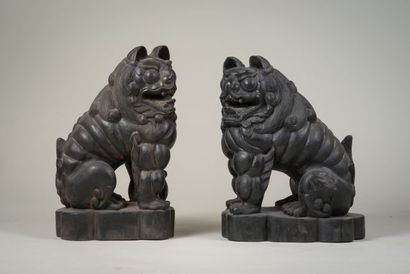 null Paire de chiens de Fô en bois à patine noire, CHINE, Haut.: 38 cm - Larg.: 16...