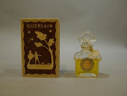 null GUERLAIN "L'Heure Bleue' 
Flacon en verre modèle bouchon cœur, étiquette titrée...