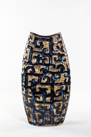 null Vase ovoïde en céramique émaillée de décors géométriques bleus sur fond beige...