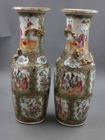 null Paire de petits vases en porcelaine de CANTON émaillée de Ruyi en relief, CHINE,...