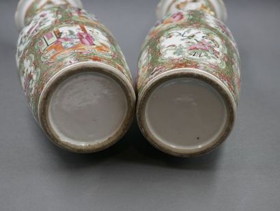 null Paire de petits vases en porcelaine de CANTON émaillée de Ruyi en relief, CHINE,...