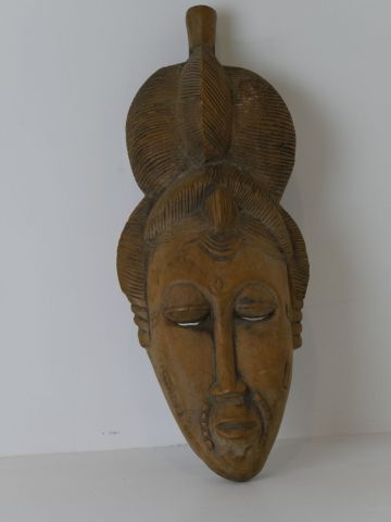 null Masque en bois sculpté - Afrique de l'Ouest - Haut.: 42 cm - Larg. : 17 cm....