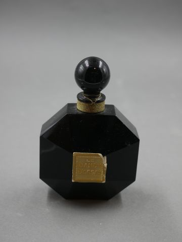 null D'ORSAY "Le Dandy"
Flacon de forme octogonale, de couleur noire, bouchon boule...