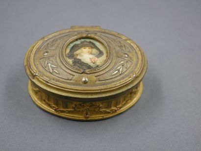null Petite boîte ovale en métal doré avec miniature ovale, Epoque 1900.