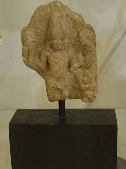 null Petite sculpture en pierre Inde XVIII