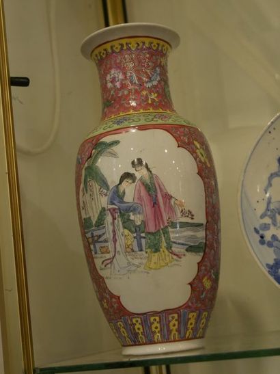 null Vase en porcelaine de CANTON à réserves blanches sur fond rose, CHINE, Xxèm...