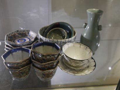 null 298+299 - Ensemble de porcelaines: coupelles, bols, tasses, vase et divers en...