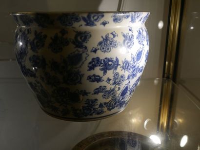 null 298+299 - Cache pot en porcelaine de CHINE à décor bleu de fleurs sur fond ...