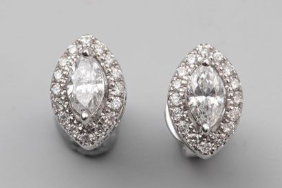 null Paire de clous d'oreille en or gris 18k surmontés de deux diamants taille navette...