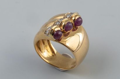 null Bague jonc en or jaune 18k ornée de 3 cabochons de grenats et diamants, Poids...