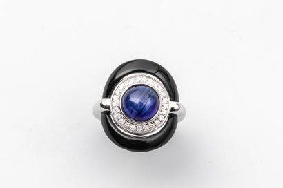 null Bague en or gris 18k surmontée d'un cabochon de saphir entouré d'une ligne de...