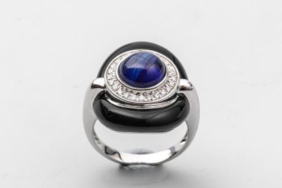 null Bague en or gris 18k surmontée d'un cabochon de saphir entouré d'une ligne de...