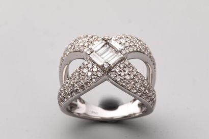 null Bague croisée à monture en or gris 18k pavée de brillants et au centre diamants...