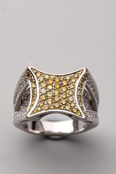 null Bague chevalière en or gris l'anneau inférieur serti d'un pavage de diamants...