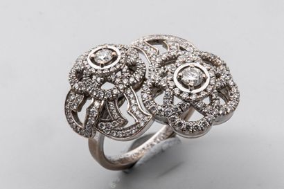 null CHANEL. Bague en or gris 18k à décor ajouré pavé de diamants "Les roses de Chanel"...