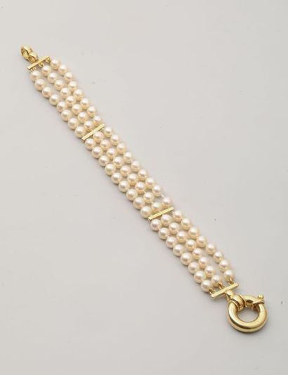 null Bracelet composé de trois rangs de perles de cultures blanches, fermoir en or...