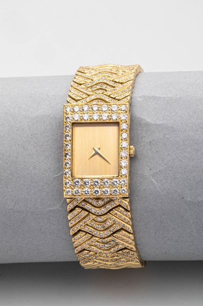 null Montre bracelet de dame en or jaune 18k, bracelet articulé à maillons géométriques...