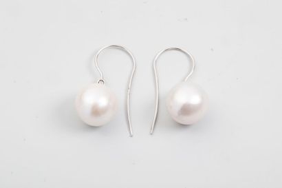 null Paire de boucles d'oreilles en or gris 18k constituées de deux perles baroques,...