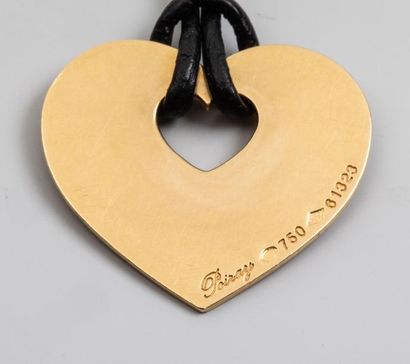 null POIRAY. Collier lien agrémenté d'un pendentif en forme de cœur ajouré en or...