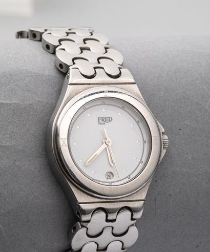 null FRED. Montre bracelet modèle "Tigresse" en acier, boîtier rond, cadran blanc...