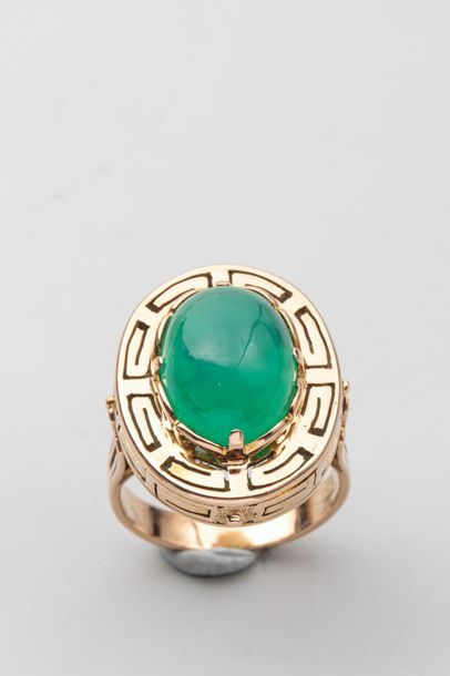 null Bague en or jaune 18k ciselée de grecques et de volutes surmontée d'une chrysoprase...