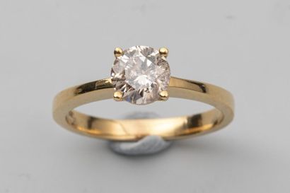 null Bague solitaire en or jaune 18k ornée d'un diamant de 1 carat environ - Poids...