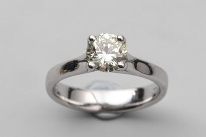 null Bague solitaire en or gris 18K ornée d'un diamant taille brillant de 1 carat...
