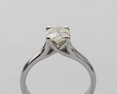 null Bague solitaire en or gris 18K ornée d'un diamant taille brillant de 1 carat...