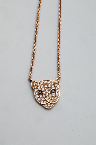 null Collier pendentif en or jaune 18k orné d'une tête de panthère pavée de deux...