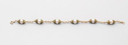 null Bracelet en or jaune 18k orné de perles de culture intercallées entre deux fleurs...