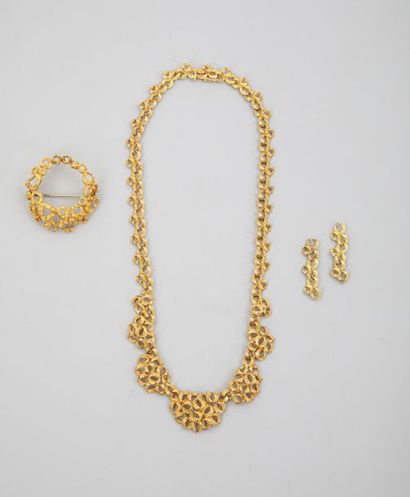 null Parure composée d'un collier draperie en or jaune 18k richement ciselé et ajouré...