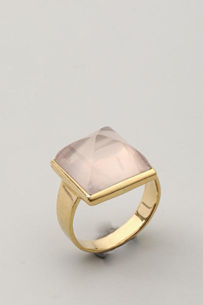 null Bague en or jaune 18k ornée d'un quartz swiffé - Poids brut: 5,5 gr - TDD: ...