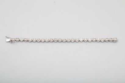 null Bracelet ligne en or gris 18k orné de diamants pour 9 carats environ, Poids...