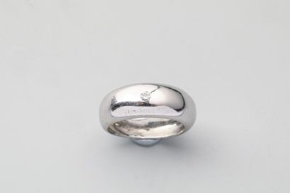 null Bague jonc en or gris 18k ornée d'un petit brillant - Poids brut: 5,4 gr - TDD:...