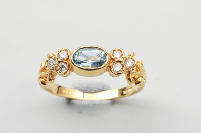 null Bague en or jaune 18k ornée d'une aigue-marine épaulée de 6 diamants - Poids...