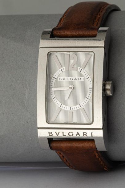 null BULGARI. Montre bracelet avec boitier de forme rectangle en acier signé. Cadran...