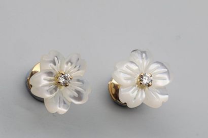 null Paire de Boucles d'oreilles « Fleurs » en or 18k ornées de 2 nacres taillées...