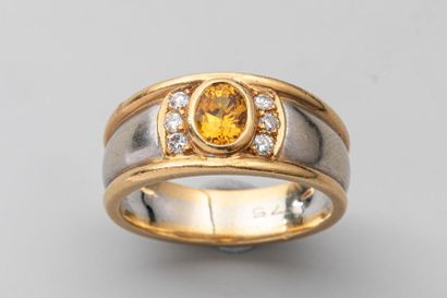 null Bague bandeau deux ors ornée d'un saphir jaune taille ovale épaulé de 6 diamants...