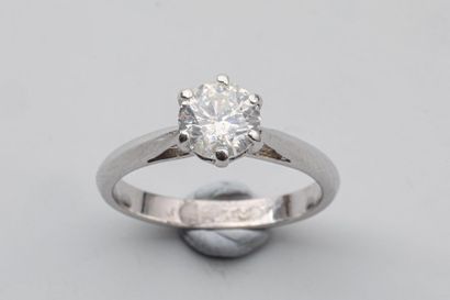 null Bague solitaire en or gris 18k ornée d'un diamant de 1 carat environ - Poids...