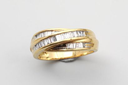 null Bague croisée en or jaune 18k composée de trois anneaux entrelacés dont demi-anneaux...