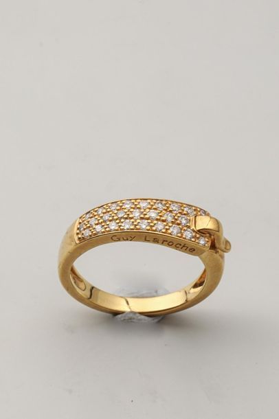 null GUY LAROCHE. Bague ceinture en or jaune 18k surmontée d'un pavage de diamants,...