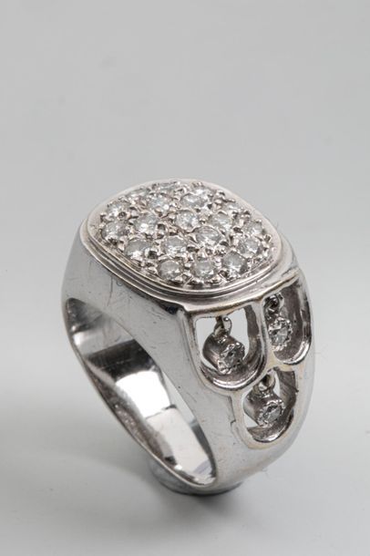 null Bague chevalière en or gris 18k sertie d'un pavage de diamants épaulé de 3 motifs...