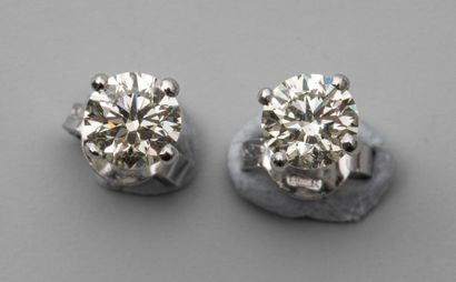 null Paire de clous d'oreilles en diamant taille brillant (1 carat l'un environ)...