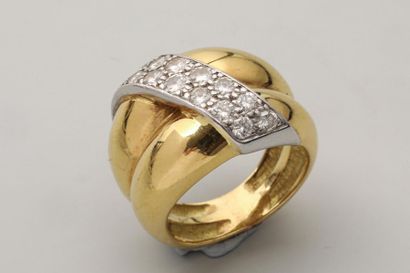null Bague en or jaune 18k deux anneaux reunis par un ruban de diamants taille brilant...