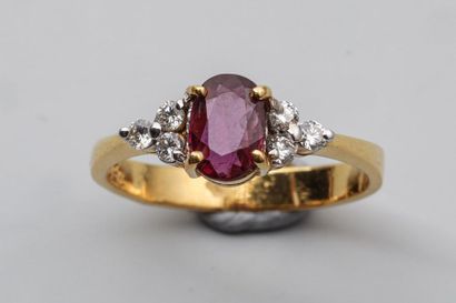 null Bague en or jaune 18k ornée d'un rubis entouré de diamants taillés en brillant...