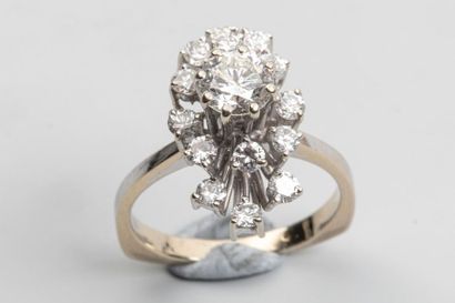 null Bague marquise en or gris 18k, ornée d'un diamant taille brillant dans un entourage...